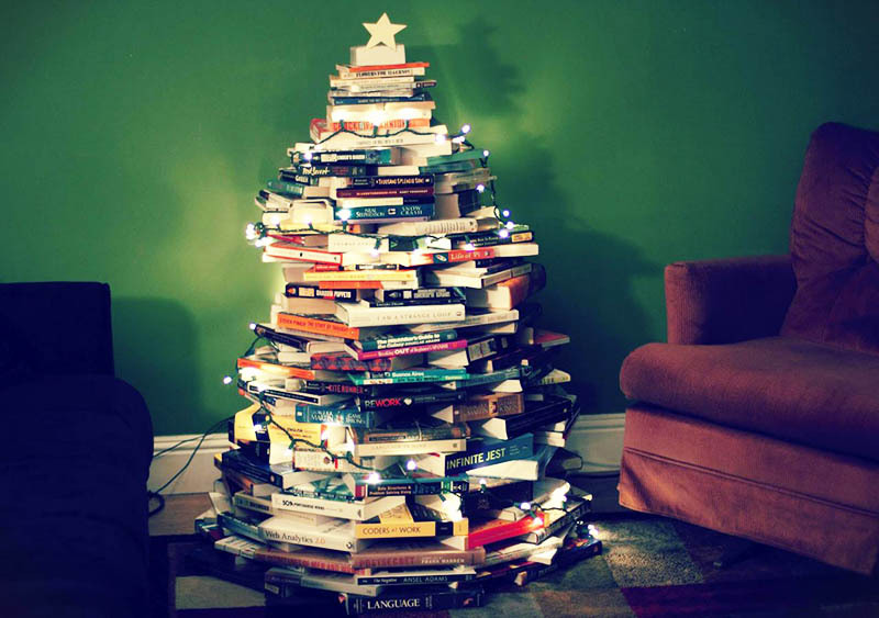 Kitapları bir piramit şeklinde katlayın ve bir çelenk atın: entelektüelin ağacı hazır