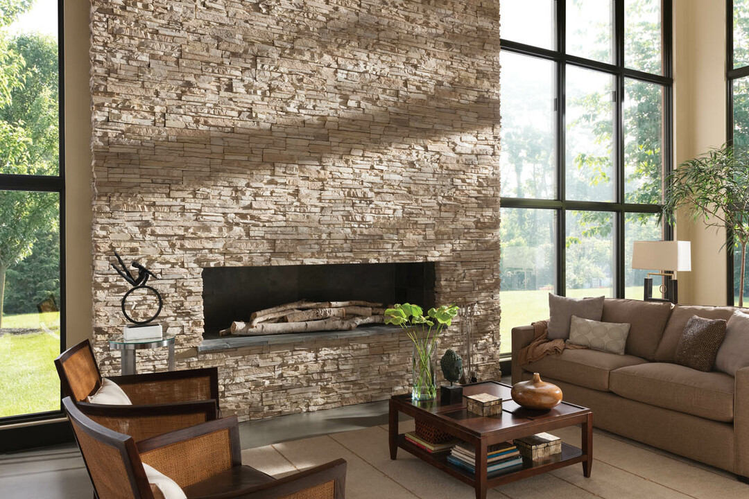 dekoratīvs akmens dzīvojamā istabā ap kamīnu 