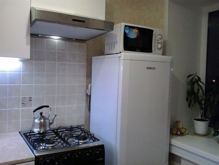 Questa opzione è più adatta per le cucine con un piccolo frigorifero.