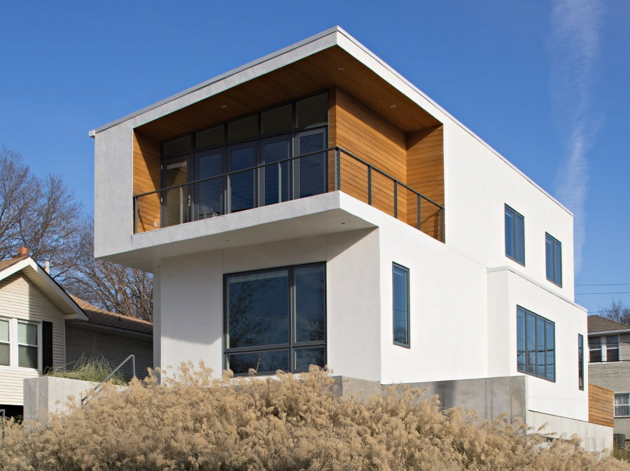 Dviejų aukštų namo su kampiniu balkonu dizainas