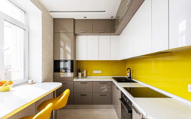 Você pode instalar um backsplash de cozinha sólido para que não tenha que esfregar constantemente as manchas entre as costuras dos azulejos