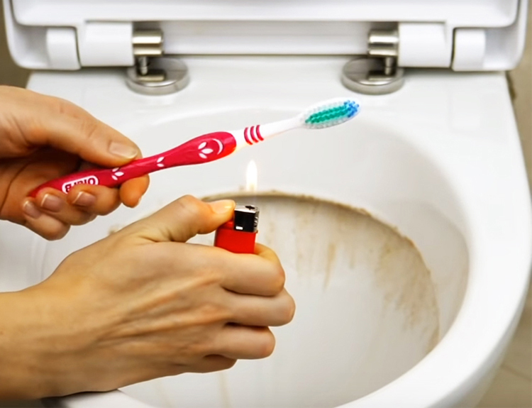 Aqueça a escova na base com um isqueiro simples para amolecer o plástico