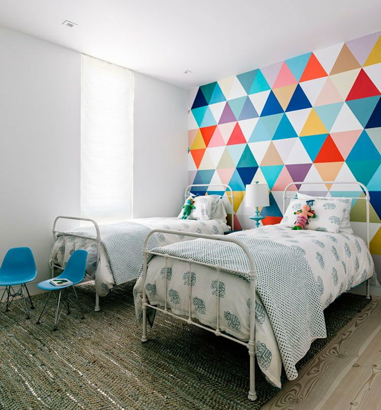 Kızlar yatak odası duvarında geometrik lateks boya desenleri
