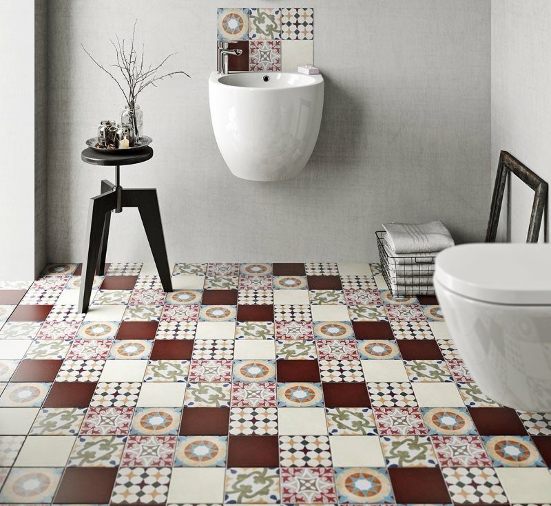 Patchwork keramische vloer in etnische badkamer