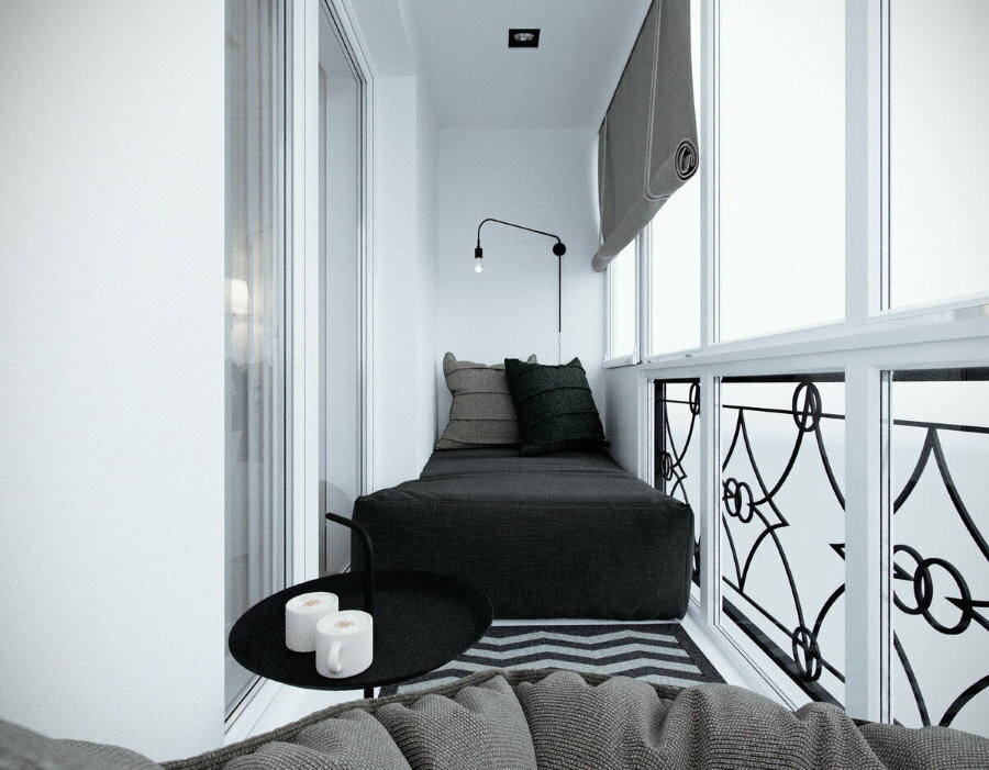 Wąskie łóżko na panoramicznym balkonie w mieszkaniu