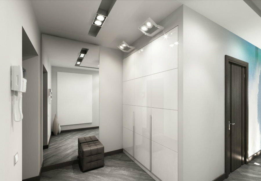 Minimalizem v notranjosti hodnika z vgrajenim pohištvom
