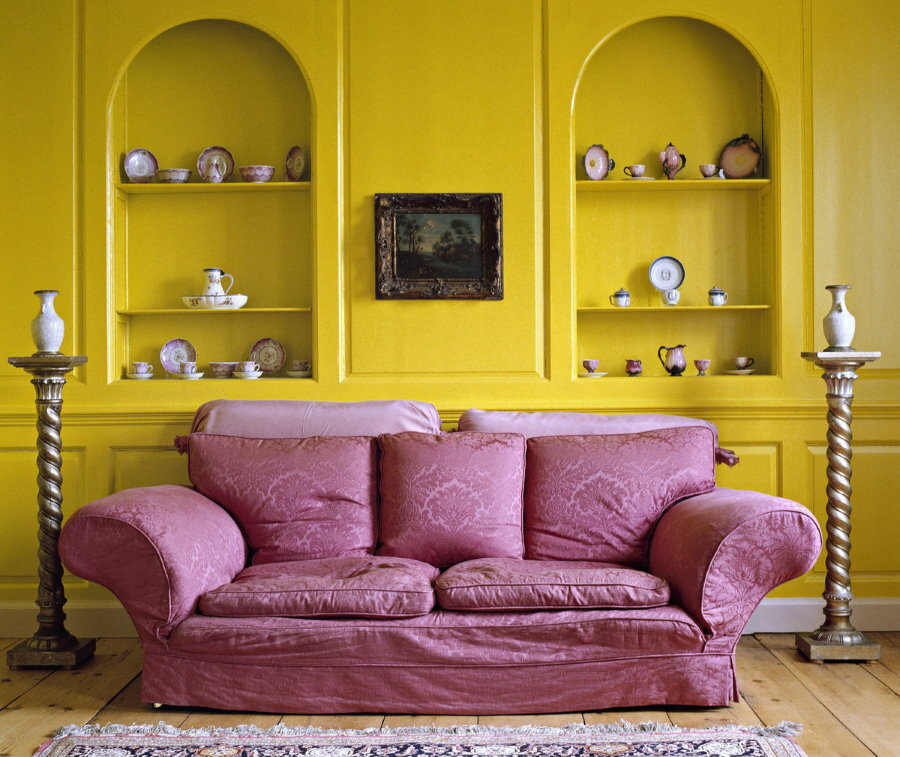 Kombinace žluté a fialové barvy v interiéru haly
