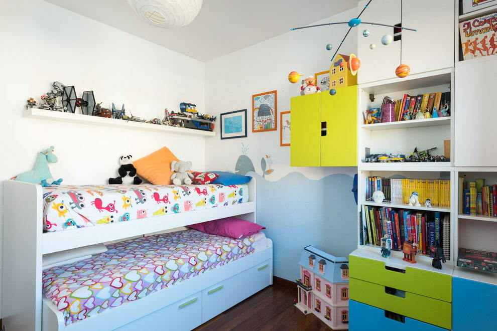 Raztegljiva postelja v majhni otroški sobi