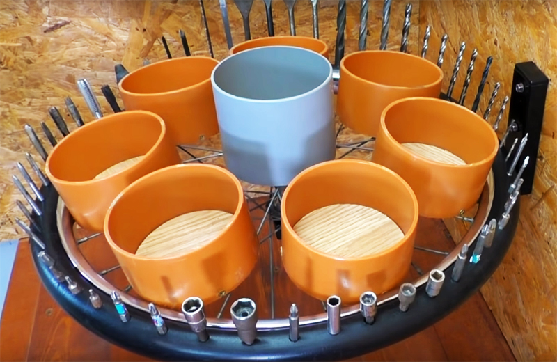 Coloque os recipientes prontos em uma prateleira em um círculo