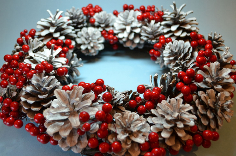 Wreaths are used to decorate the door. The easiest option is a combination of bleached cones and bright rowan berries. You can use real mountain ash or artificial berries