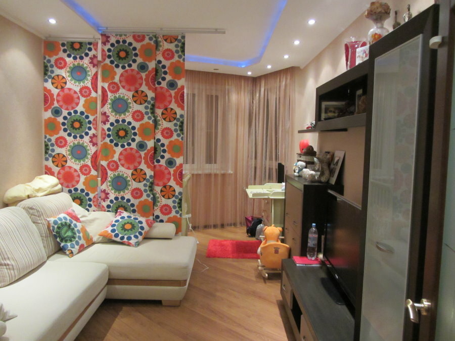 Regulering med japanske gardiner i en ett-roms leilighet