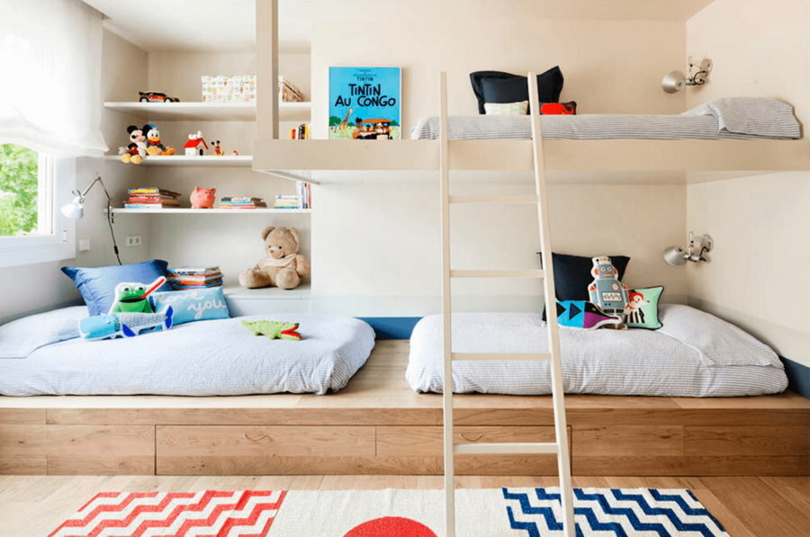 Organização de locais de dormir para crianças em um apartamento de um quarto