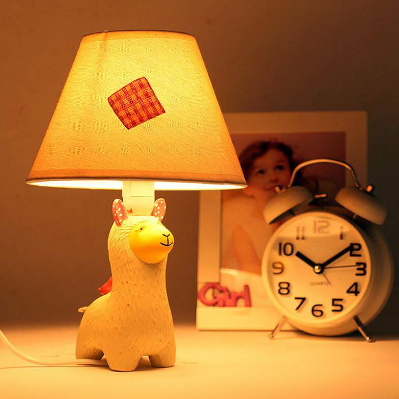Luz nocturna de una lámpara de mesa en la habitación de los niños.
