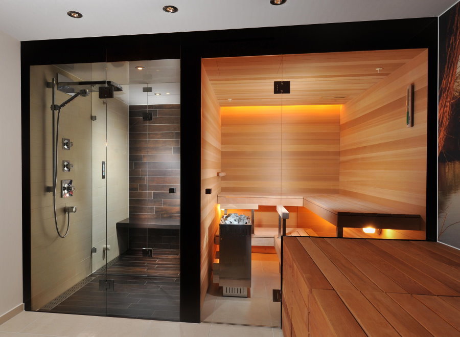 Szklane drzwi w saunie z mieszkania w mieście