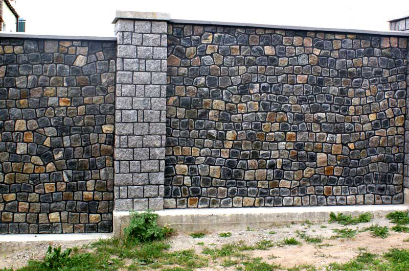 La muratura della plancia comporta non solo il montaggio delle pietre nella forma, ma anche il loro pretrattamento per adattarsi perfettamente.
