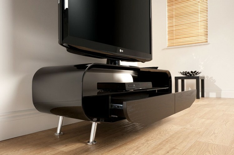 Modellen med höga ben är lämplig i fall där det inte är möjligt att montera TV: n på väggen.