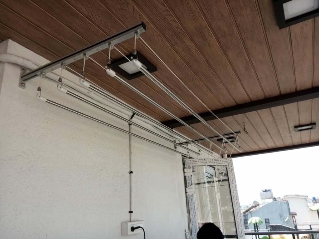 Sušička z nerezové oceli na stěně otevřeného balkonu