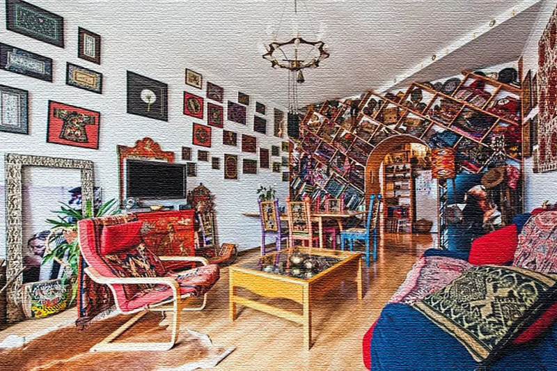 Oda, mum ampullü bir çerçeveden yapılmış orijinal bir avize ile dekore edilmiştir.
