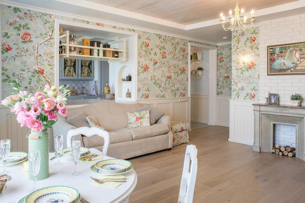 Papel tapiz en una flor en un apartamento de estilo provenzal