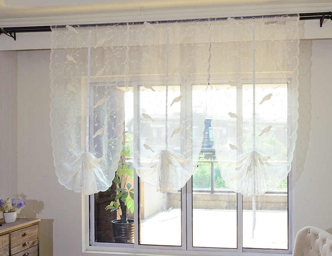 Short curtains of thin tulle