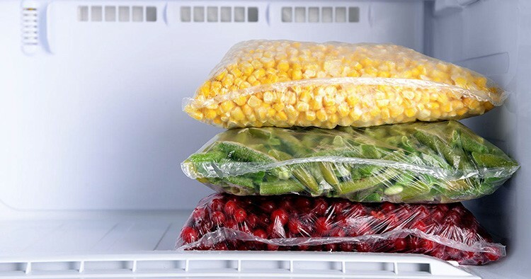  Frutas e vegetais carregados no congelador ao mesmo tempo e na mesma quantidade de tempo assumirão um caráter congelado