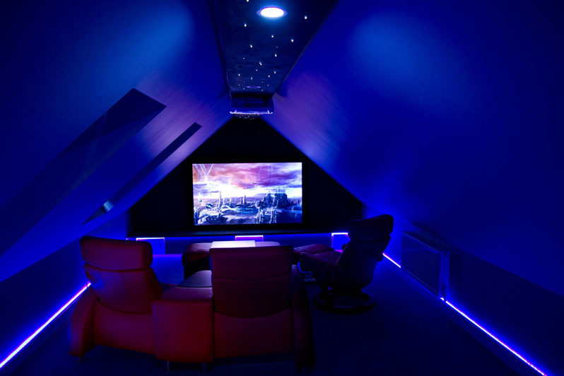 Sala de cinema em um sótão semi-escuro