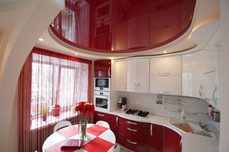 Czerwony sufit napinany w nowoczesnej kuchni