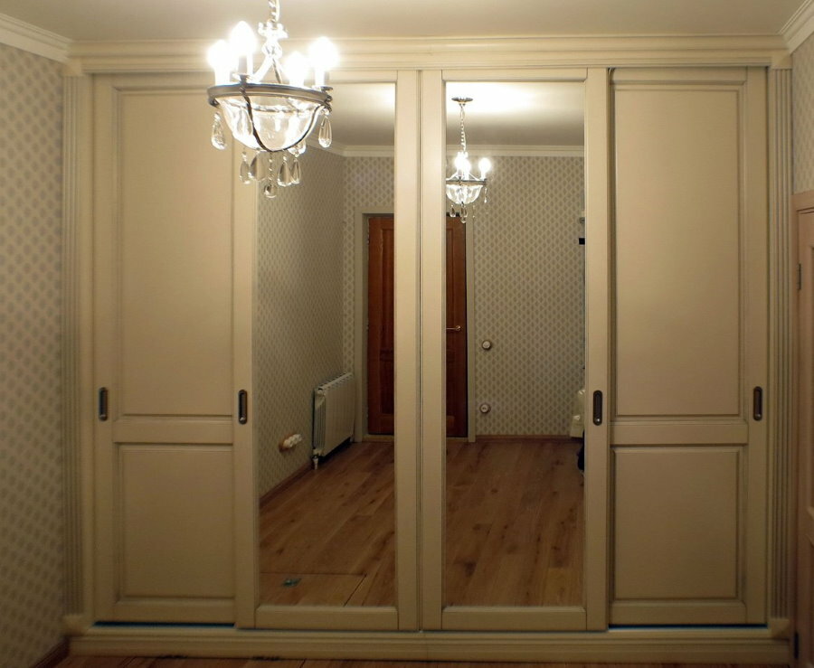 Indbygget garderobe med MDF døre