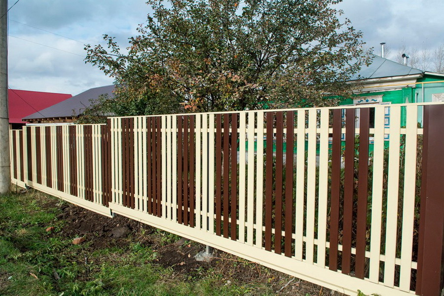 Contrastkleuring van het houten hek op het landhek