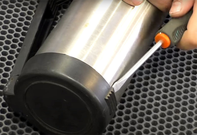 Reprojetar uma garrafa térmica requer se livrar de todos os aros de plástico e inserções - eles são muito fáceis de remover