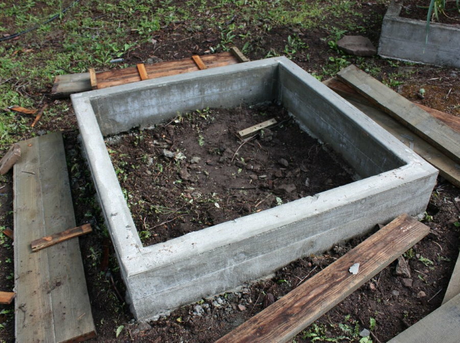 Kvadrātveida gultas betona kaste dārza kultūrām