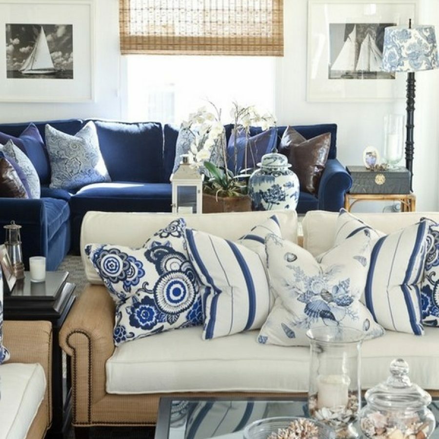 Mėlyni ir balti baldai jūrinėje svetainėje