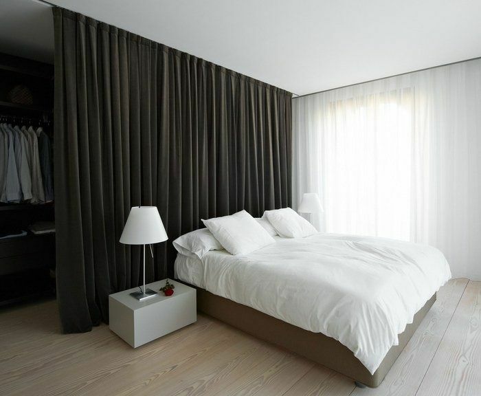 Fekete függöny a minimalista stílusú hálószobában