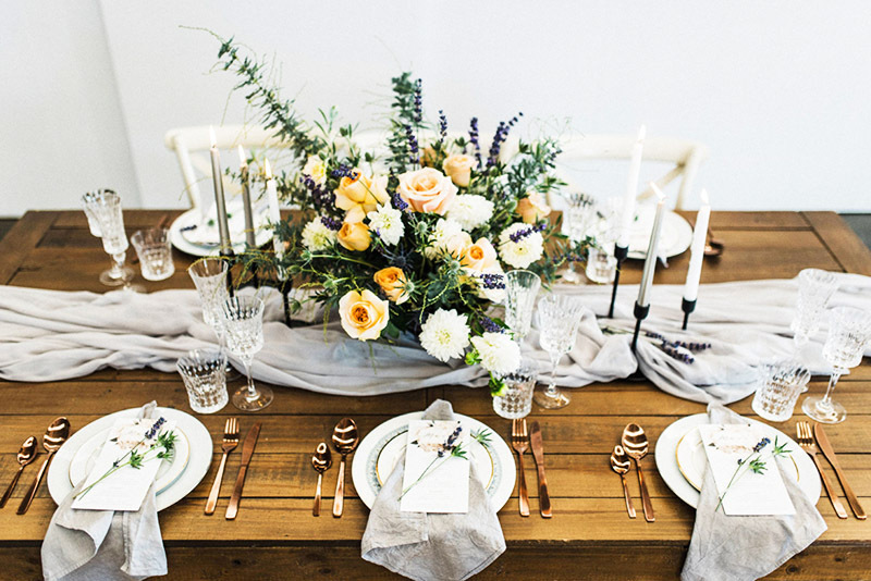 Een luxueuze compositie van goed gekozen toppen en groen zal de belangrijkste decoratie van de tafelsetting zijn.