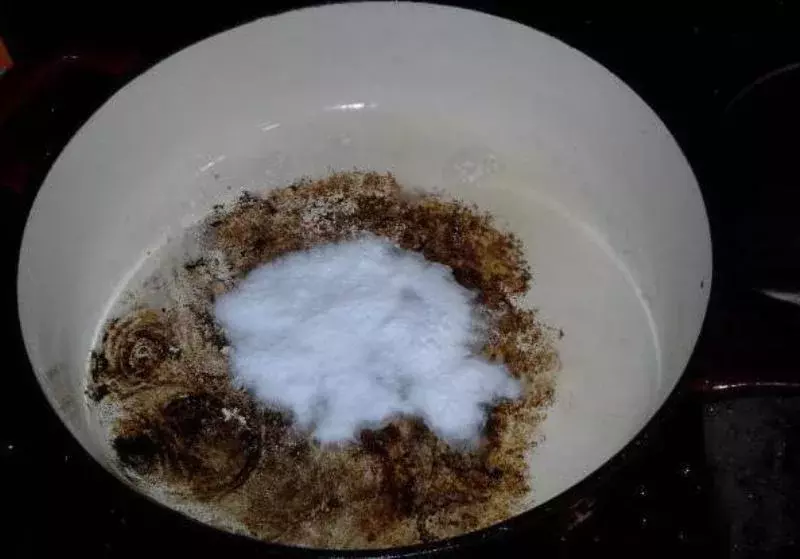 hvordan rense en panne med brent sukker med natron