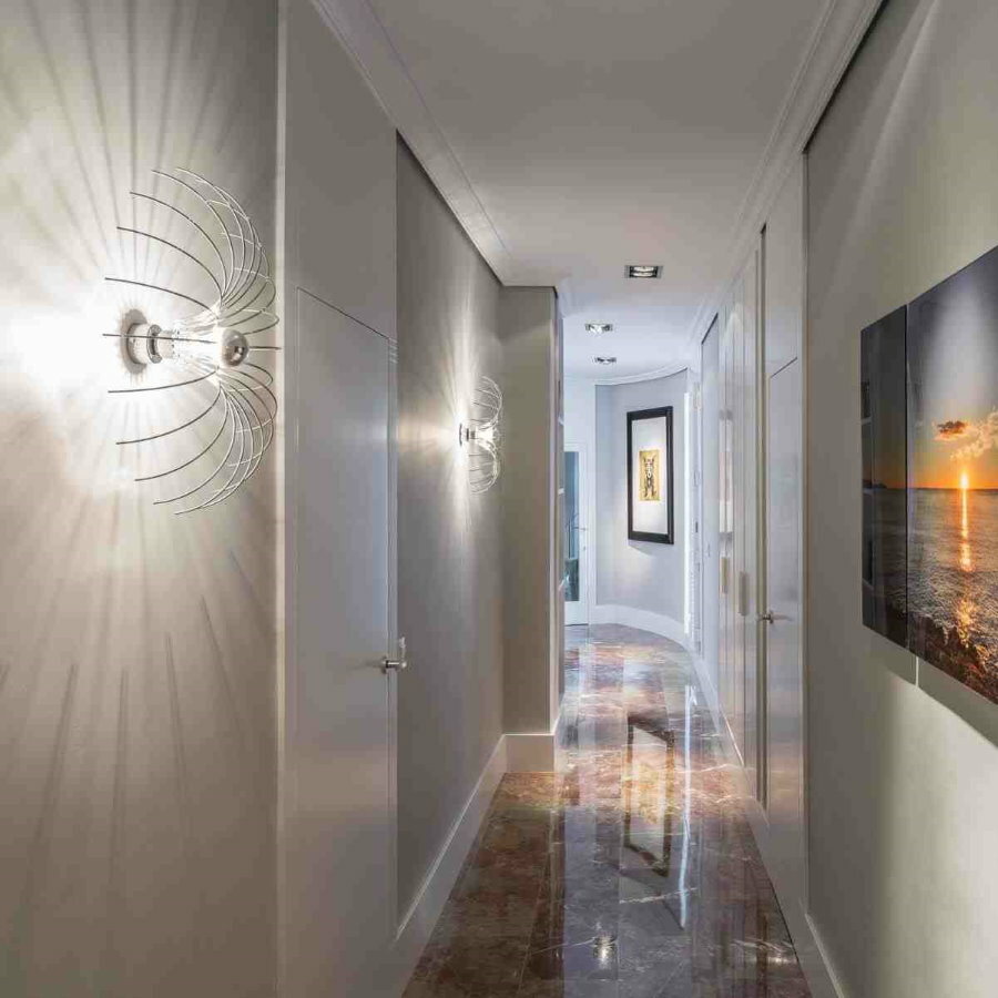 Uzun bir koridorda tasarımcı lambaları