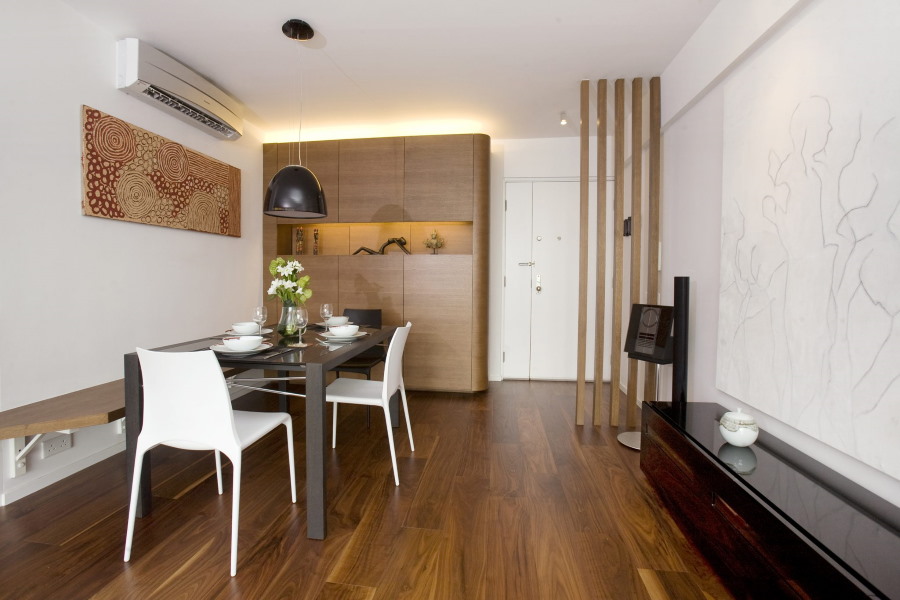 Baldų išdėstymo minimalistiniame studijos tipo bute pavyzdys