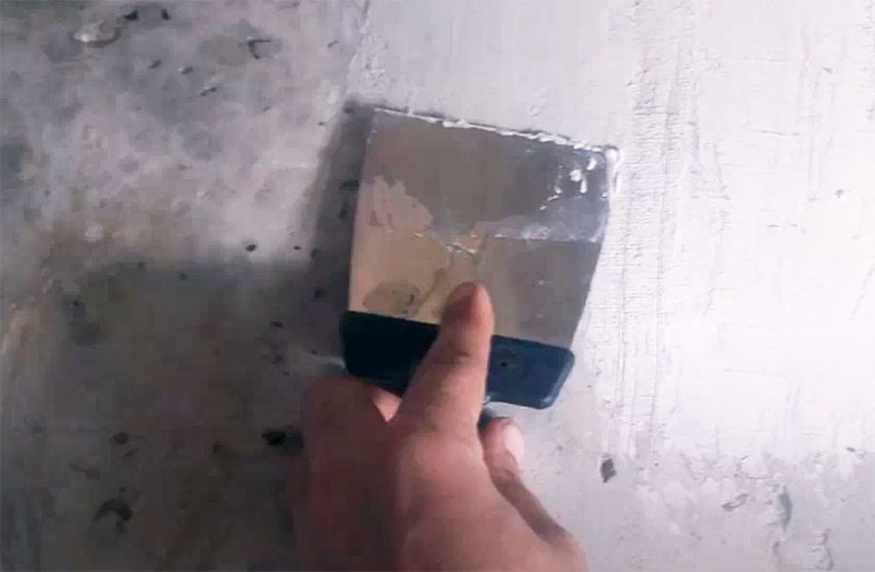 Putty is applied to thoroughly cleaned walls