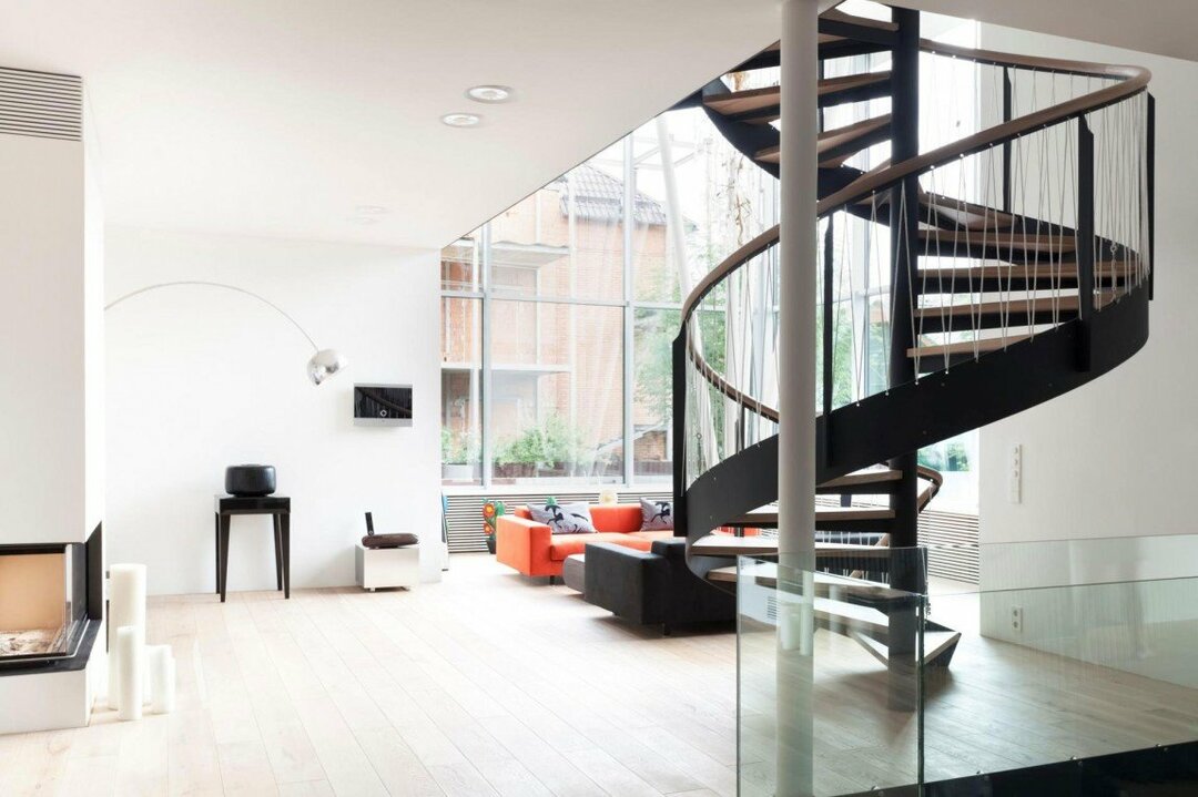 Placering av trappor i vardagsrummet i ett privat hus