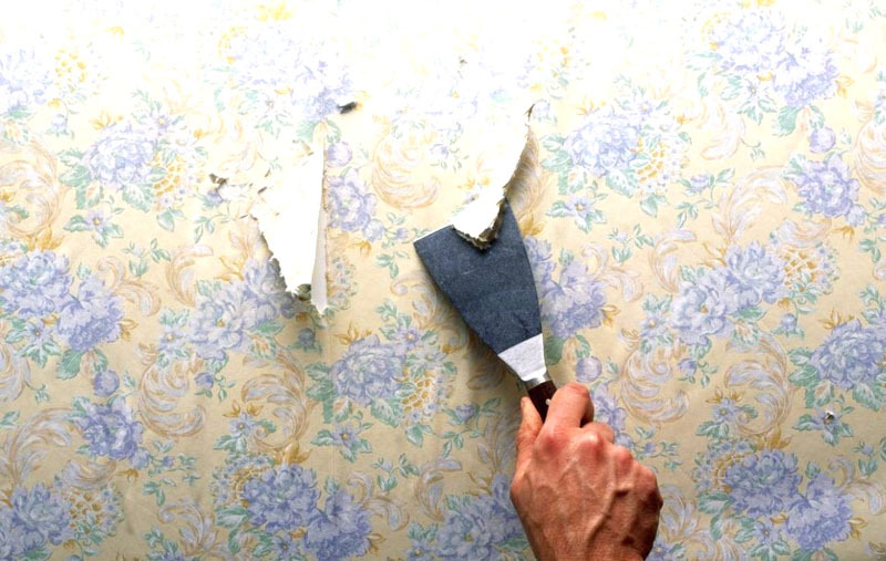 Existem várias maneiras de remover papéis de parede antigos.