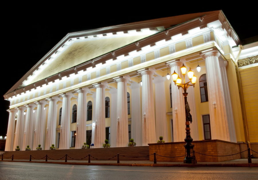 Fyll belysning av fasaden på stadens kulturhus