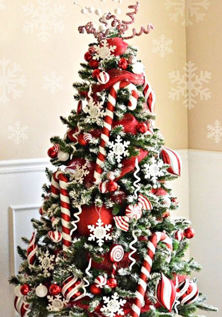 Può essere un albero di Natale solitamente decorato, ma con un'enfasi sulle linee longitudinali delle ghirlande.