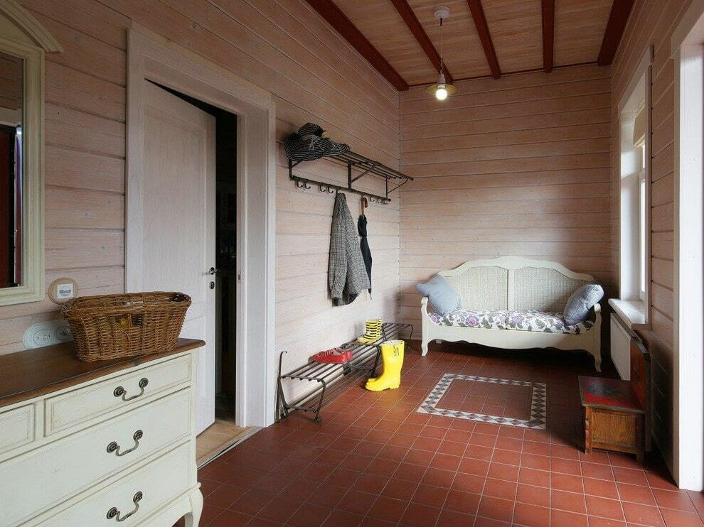 Móveis simples no corredor de uma casa de campo