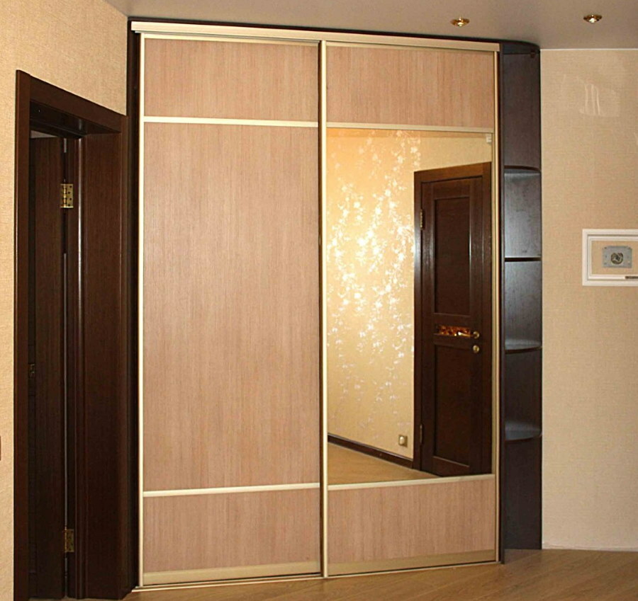 Armoire diagonale avec portes coulissantes dans le couloir