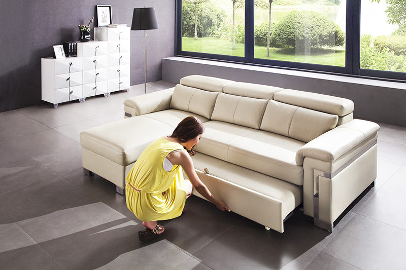 Fold og udfold sofaen, hvis den har en transformationsmekanisme. Bestem, hvor nemt det er for dig at gøre dette. Fokuser på følelserne hos det svageste medlem af din familie