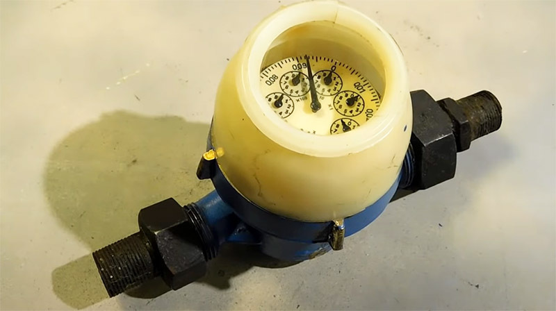 Pumpe for pumping av vann fra en gammel måler