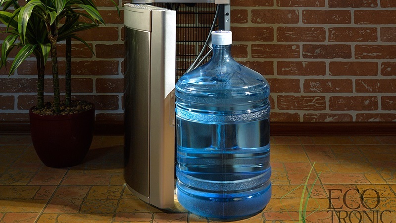 Refrigeratore d'acqua con bottiglia a caricamento dal basso (pavimento): tipologie e caratteristiche, pro e contro, come scegliere, top produttori e modelli, come si usa