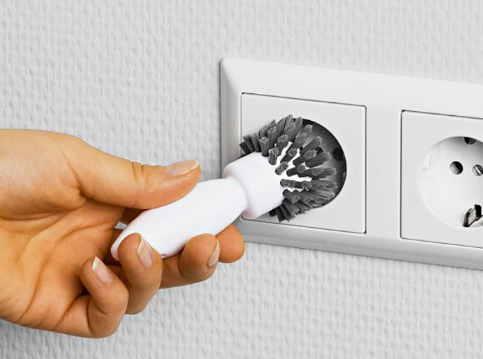 Outlet brush