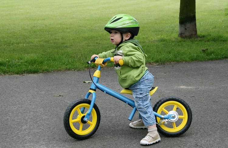 Hay terrenos de acrobacias especialmente equipados para bicicletas de equilibrio para niños en las ciudades.