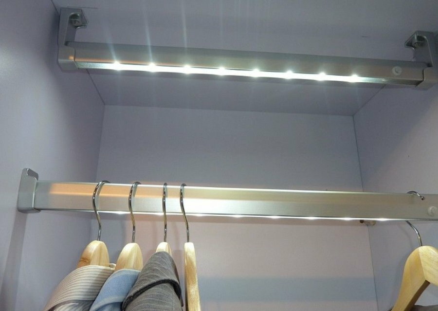 Iluminación del espacio interior del armario.